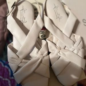 Ladies sandal with Criss cross styling over toe.  Very casual